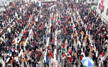 “電子廠招聘信息中，遇不喜歡同事咋辦？”